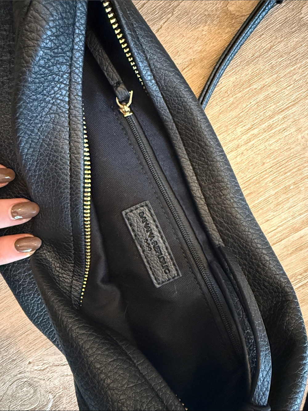 Banana Republic Black Vegan Sling Bag Crossbody Purse - Picture 5 of 6